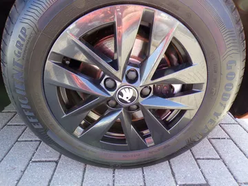 Car image 25
