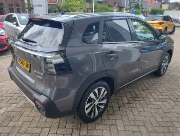Car image 4