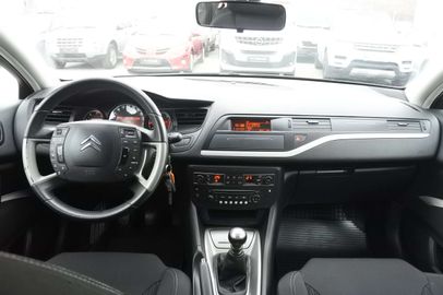 Car image 12