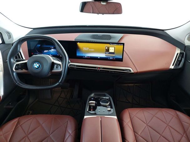 BMW iX xDrive40 240 kW image number 9