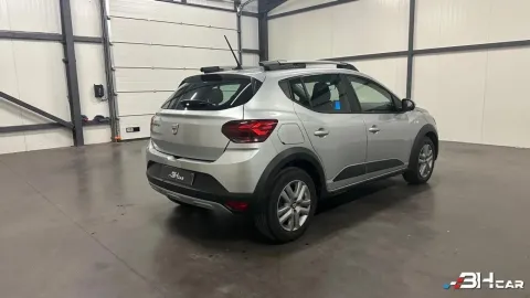 Car image 4