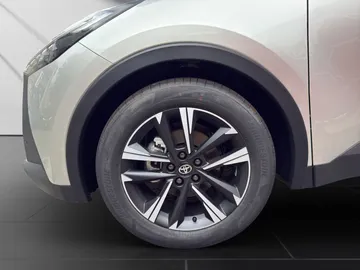 Car image 18