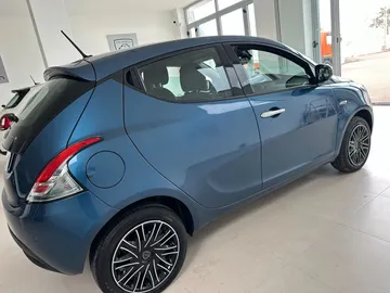 Car image 3