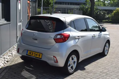 Car image 26