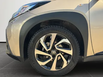 Car image 17