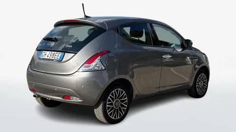 Car image 3
