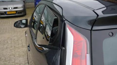 Car image 35