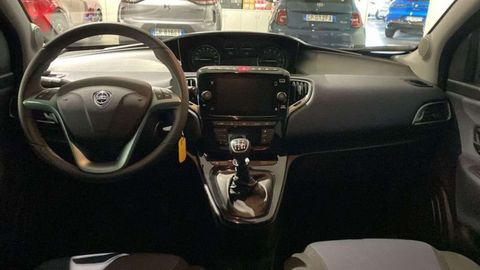 Car image 14