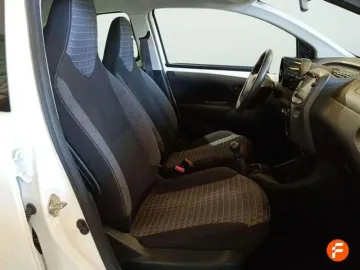 Car image 18