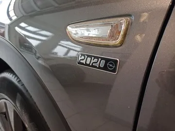 Car image 19