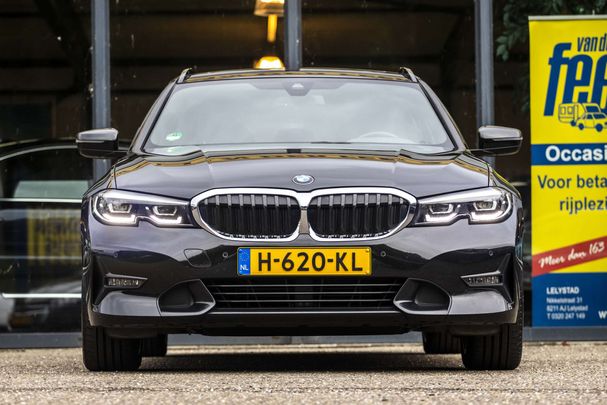 BMW 320i Touring 135 kW image number 2