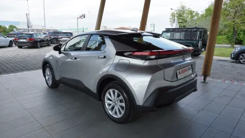 Car image 5