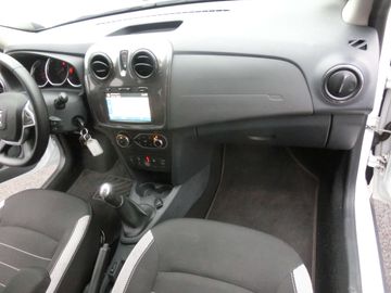 Car image 16