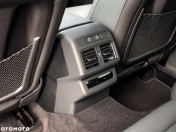 Car image 38