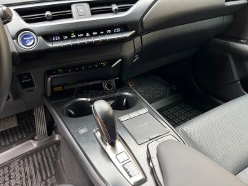 Car image 30