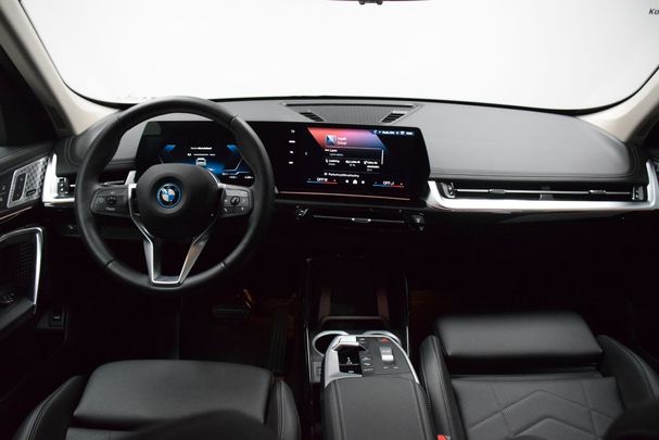 BMW iX1 xDrive30 xLine 225 kW image number 4