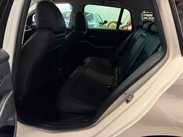 Car image 40