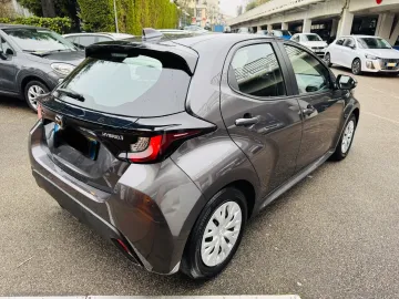 Car image 3