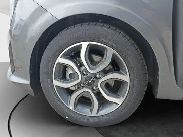 Car image 20