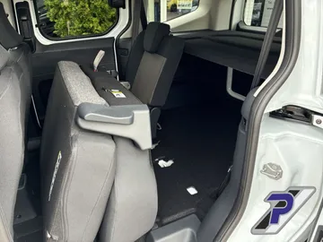 Car image 27
