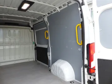 Car image 30