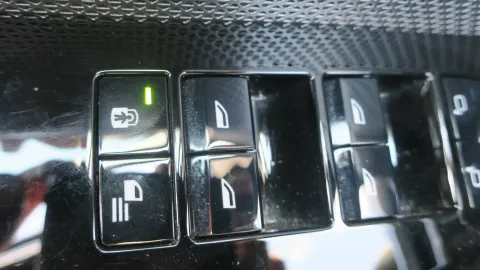 Car image 32