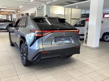 Car image 4