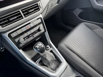 Car image 27
