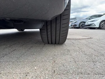 Car image 27