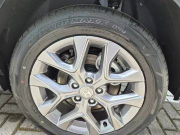 Car image 18