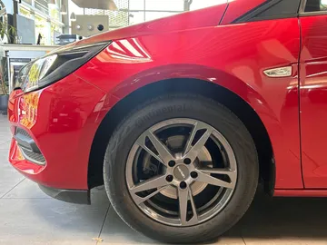 Car image 18
