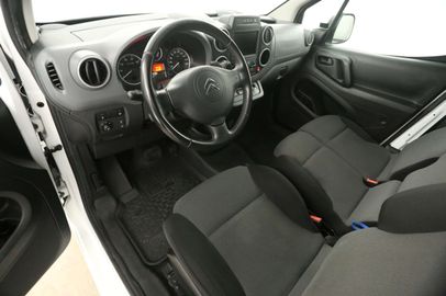 Car image 18