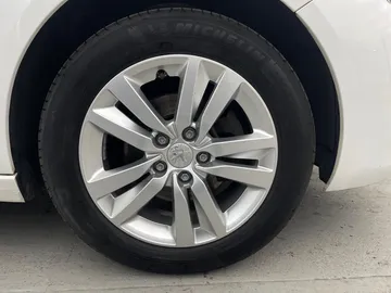 Car image 34