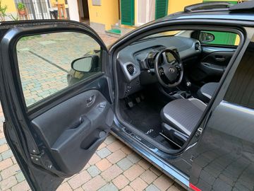 Car image 12