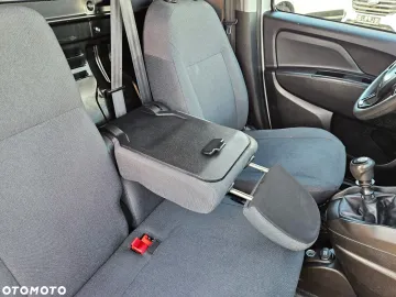 Car image 32