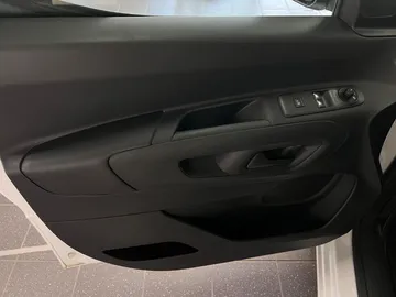 Car image 33
