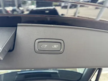 Car image 32
