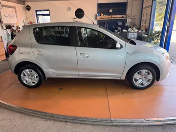 Car image 4