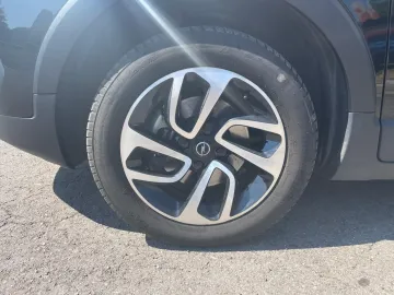 Car image 25