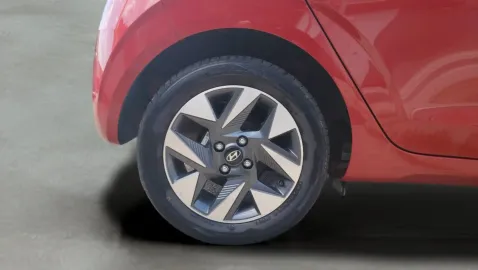 Car image 17