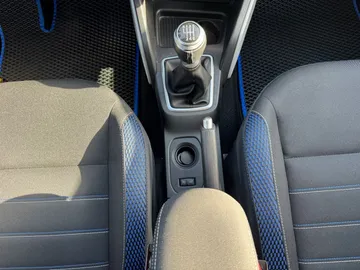 Car image 32