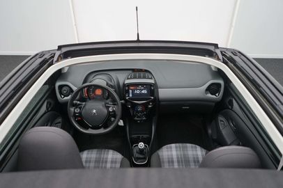 Car image 16