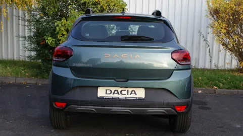 Car image 4