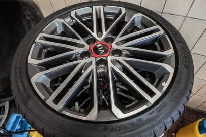Car image 24