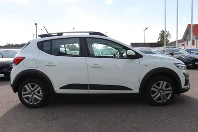 Car image 4