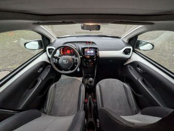 Car image 11