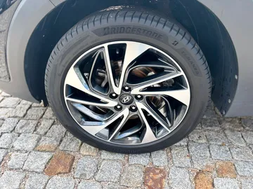 Car image 25