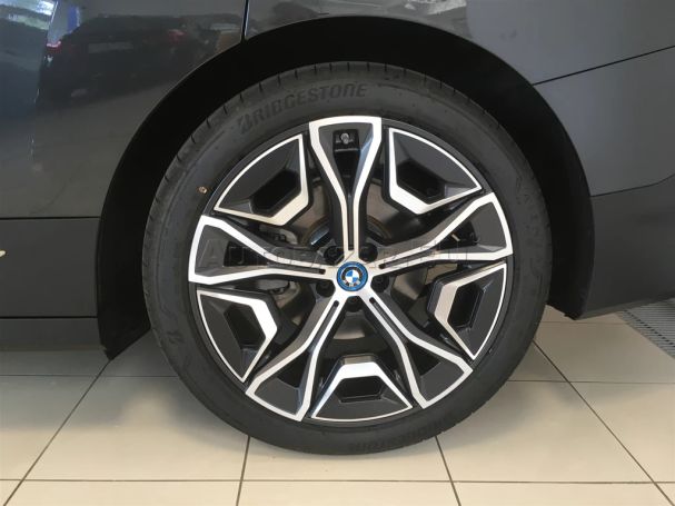 BMW iX xDrive40 240 kW image number 5