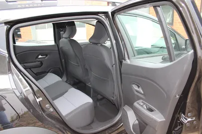 Car image 10