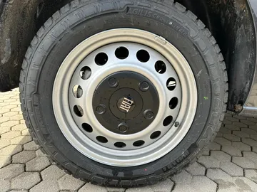 Car image 28